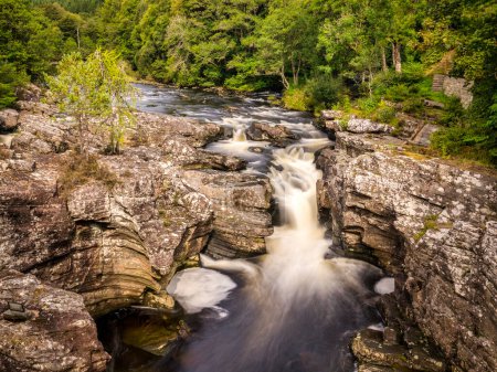 Téléchargez les photos : Chutes Invermoriston sur la rivière Moriston, sur le côté du Loch Ness, région des Highlands, Écosse. - en image libre de droit