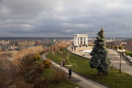 Téléchargez les photos : Poltava, Ukraine - 23 décembre 2023 : rotonde blanche ou rotonde d'amitié entre les habitants de la ville de Poltava, point de repère ukrainien. Vue aérienne - en image libre de droit