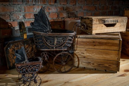 Foto de Old vintage baby carriage - Imagen libre de derechos