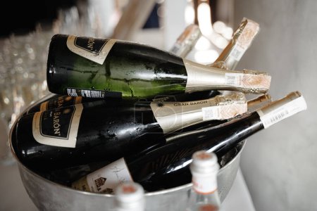 Téléchargez les photos : Un groupe de bouteilles de champagne - en image libre de droit