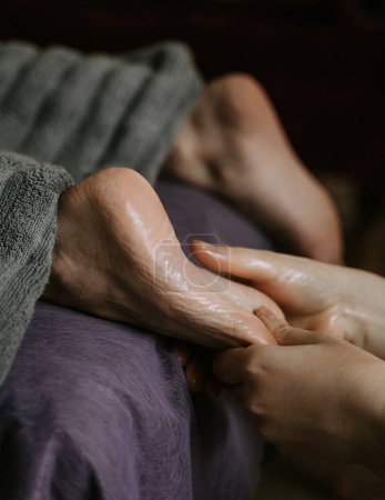 Téléchargez les photos : Concept de spa. Mains massant les pieds féminins - en image libre de droit