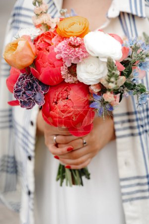 Téléchargez les photos : Beau bouquet dans les mains de la mariée. bouquet de mariage. - en image libre de droit