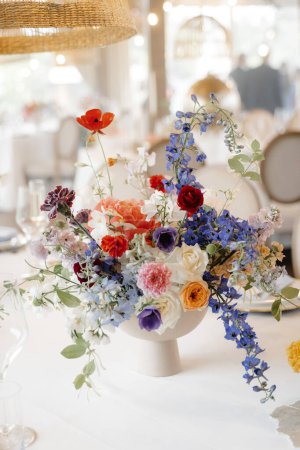 Téléchargez les photos : Belles fleurs de mariage sur une table - en image libre de droit