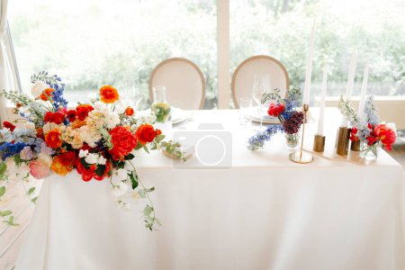 Téléchargez les photos : Belles fleurs de mariage sur une table - en image libre de droit