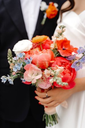 Foto de Novio y novia celebración de hermoso ramo de flores de la boda - Imagen libre de derechos