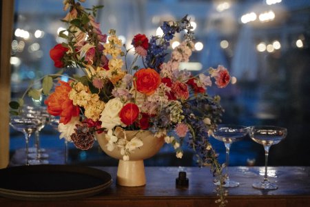 Téléchargez les photos : Bouquet de fleurs fraîches sur table en bois - en image libre de droit