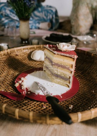 Foto de Un primer plano de un delicioso pastel en una mesa de madera - Imagen libre de derechos