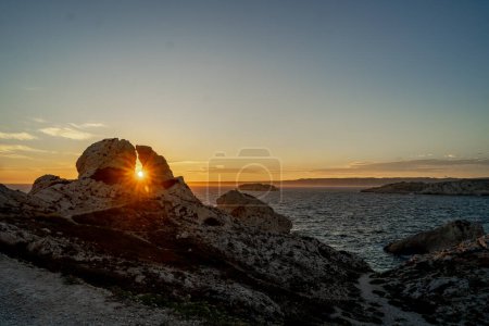 Téléchargez les photos : Beau coucher de soleil sur la côte de la mer - en image libre de droit