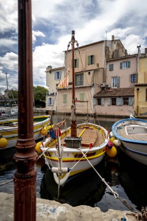 Foto de Barcos en el muelle del puerto de portofino en italia. foto de alta calidad - Imagen libre de derechos