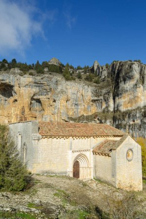 Foto de Fotografía de la ermita del cañón del Río Lobos en Soria, España. Parque natural con iglesia templaria. Escena natural en otoño - Imagen libre de derechos