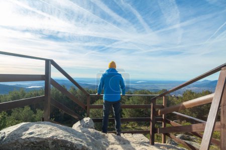 Der Mensch genießt die Berglandschaft an einem Aussichtspunkt im Nationalpark Sierra de Guadarrama. In Cercedilla, Madrid. Spanien