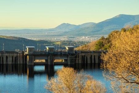 Fotografía de la presa en el embalse de Cercedilla, ubicado en el Parque Nacional Sierra de Guadarrama. Madrid España