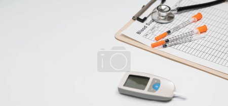 Foto de Glucosímetro y jeringa de insulina, tira del probador del dispositivo de enganche. Sobre fondo blanco. - Imagen libre de derechos