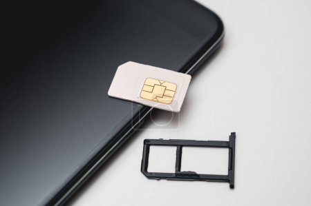 Téléchargez les photos : SIM card replacement in the phone. Mobile Simcard - en image libre de droit