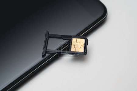 Téléchargez les photos : Remplacement de la carte SIM dans le téléphone. Mobile Simcard - en image libre de droit