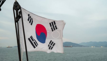 Téléchargez les photos : Le drapeau coréen du navire de croisière balançant dans le vent. - en image libre de droit