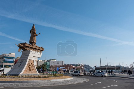 Téléchargez les photos : Yeosu, South Korea - February, 2023 : A view of Yi Sun-sin Square in Yeosu, Jeollanam-do, South Korea, built in honor of Admiral Yi Sun-sin. - en image libre de droit