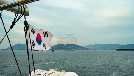 Téléchargez les photos : Le drapeau coréen du navire de croisière balançant dans le vent. - en image libre de droit
