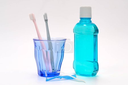 Foto de Cepillo de dientes y enjuague bucal sobre fondo blanco - Imagen libre de derechos