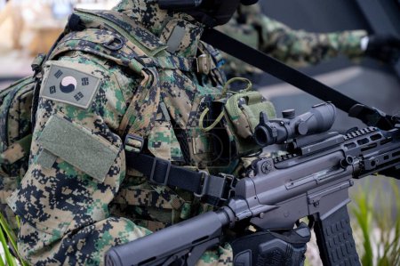 Nahaufnahme eines Soldaten in Militäruniform mit koreanischer Flagge