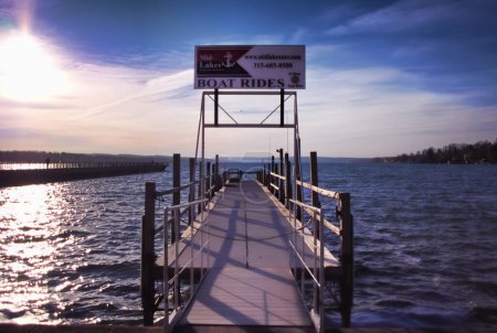 Téléchargez les photos : Skaneateles, New York, États-Unis. Le 4 novembre 2022. Panneau publicitaire Pier and boat tours sur le lac Skaneateles à Skaneateles, New York en automne - en image libre de droit