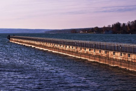 Téléchargez les photos : Skaneateles Pier sur le lac Skaneateles dans la région Finger Lakes du nord de l'État de New York par une froide matinée d'automne - en image libre de droit