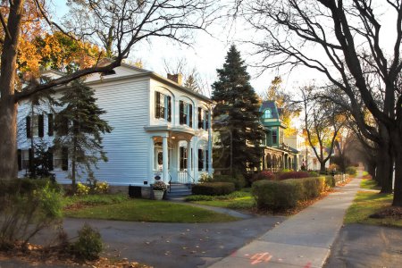 Téléchargez les photos : Jolie rue résidentielle devant la petite ville de Skaneateles, New York en automne - en image libre de droit