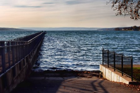 Téléchargez les photos : Skaneateles Jetée et mise à l'eau sur le lac Skaneateles dans la région Finger Lakes du nord de l'État de New York par une froide matinée d'automne - en image libre de droit
