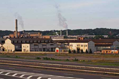 Téléchargez les photos : Solvay, New York ,USA. 15 juillet 2023.Vue de l'ancienne usine chimique alliée, maintenant détenue par Honeywell International, à côté du parc des expositions de l'État de New York à Solvay, New York - en image libre de droit