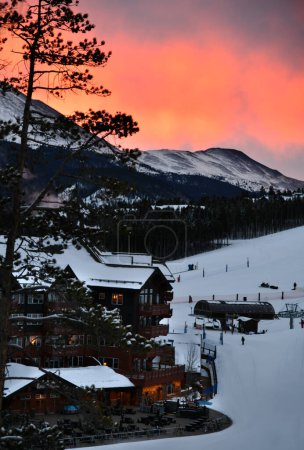 Téléchargez les photos : Beautiful sunset at the Peak 8 ski resorts area. Breckenridge, Colorado. - en image libre de droit