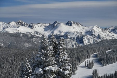 Téléchargez les photos : Breathtaking top view to the snow capped peaks of the Colorado Rockies in winter, Vail Ski Resort. - en image libre de droit