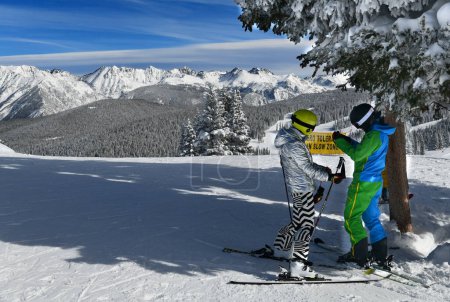 Foto de Skiers getting ready downhill at the Vail Mointain Ski Resort, Colorado. - Imagen libre de derechos