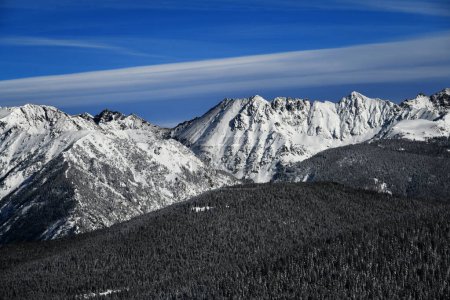 Téléchargez les photos : Breathtaking view on the snowy peaks at the Vail Mountain Ski Resort, Colorado. - en image libre de droit