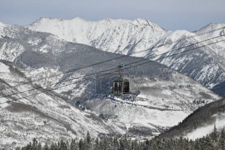Téléchargez les photos : Vue panoramique sur les montagnes du Colorado en hiver. Ascenseur en télécabine à la station de ski Vail. - en image libre de droit