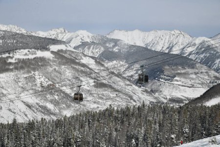 Foto de Vistas panorámicas a las montañas de Colorado en invierno. Elevador de góndola en la estación de esquí de Vail. - Imagen libre de derechos
