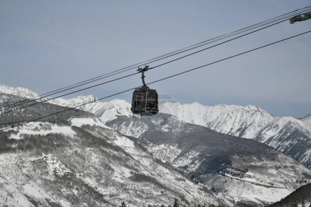 Téléchargez les photos : Scenic view to Colorado mountains at winter. Gondola lift going up at the Vail Ski Resort. - en image libre de droit
