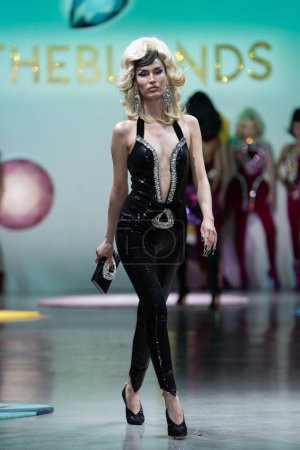 Téléchargez les photos : NEW YORK, NEW YORK - 15 FÉVRIER : Un mannequin marche sur la piste portant la collection The Blonds Fall 23 lors de la Fashion Week de New York : Les défilés à la Galerie aux Spring Studios le 15 février 2023 à New York. - en image libre de droit