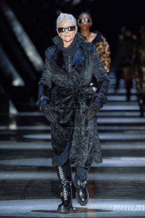 Téléchargez les photos : MILAN, ITALIE - 25 FÉVRIER : Maye Musk marche sur la piste du défilé Philipp Plein lors de la Fashion Week de Milan Vêtements Femme Automne / Hiver 2023 / 2024 le 25 février 2023 à Milan, Italie. - en image libre de droit