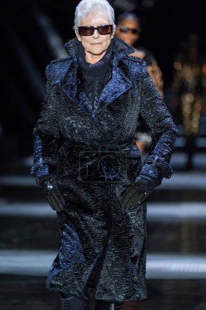 Téléchargez les photos : MILAN, ITALIE - 25 FÉVRIER : Maye Musk marche sur la piste du défilé Philipp Plein lors de la Fashion Week de Milan Vêtements Femme Automne / Hiver 2023 / 2024 le 25 février 2023 à Milan, Italie. - en image libre de droit