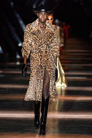 Foto de MILÁN, ITALIA - 25 DE FEBRERO: Una modelo camina por la pasarela en el desfile de moda Philipp Plein durante la Semana de la Moda de Milán Ropa de mujer Otoño / Invierno 2023 / 2024 el 25 de febrero de 2023 en Milán, Italia. - Imagen libre de derechos