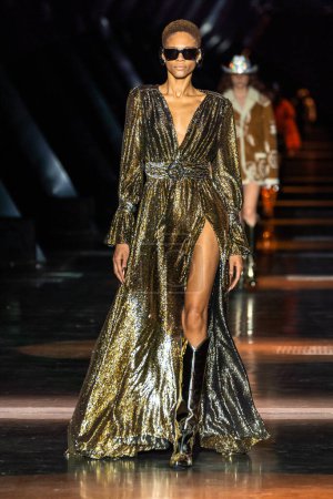 Téléchargez les photos : MILAN, ITALIE - 25 FÉVRIER : Un mannequin parcourt la piste du défilé Philipp Plein lors de la Fashion Week Femme Automne / Hiver 2023 / 2024 à Milan, Italie. - en image libre de droit