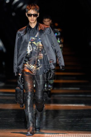 Téléchargez les photos : MILAN, ITALIE - 25 FÉVRIER : Un mannequin parcourt la piste du défilé Philipp Plein lors de la Fashion Week Femme Automne / Hiver 2023 / 2024 à Milan, Italie. - en image libre de droit