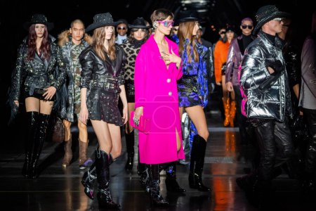 Foto de MILÁN, ITALIA - 25 DE FEBRERO: Las modelos caminan por el final de la pasarela en el desfile de moda Philipp Plein durante la Semana de la Moda de Milán Womenswear Otoño / Invierno 2023 / 2024 el 25 de febrero de 2023 en Milán, Italia. - Imagen libre de derechos