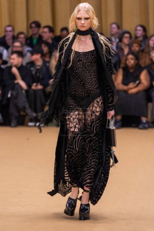 Téléchargez les photos : MILAN, ITALIE - 22 FÉVRIER : Un mannequin parcourt la piste du défilé Roberto Cavalli lors de la Fashion Week Femme Automne / Hiver 2023 / 2024 à Milan, Italie. - en image libre de droit