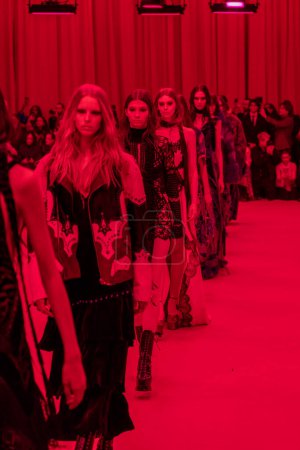 Téléchargez les photos : MILAN, ITALIE - 22 FÉVRIER : Des mannequins marchent sur la piste finale du défilé Roberto Cavalli lors de la Fashion Week de Milan Vêtements Femme Automne / Hiver 2023 / 2024 le 22 février 2023 à Milan, Italie. - en image libre de droit