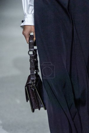 Téléchargez les photos : MILAN, ITALIE - 24 FÉVRIER : Un mannequin parcourt la piste du défilé Tods lors de la Fashion Week Femme Automne / Hiver 2023 / 2024 à Milan, Italie. - en image libre de droit