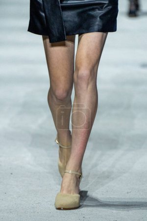 Téléchargez les photos : MILAN, ITALIE - 24 FÉVRIER : Un mannequin parcourt la piste du défilé Tods lors de la Fashion Week Femme Automne / Hiver 2023 / 2024 à Milan, Italie. - en image libre de droit