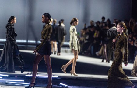 Téléchargez les photos : MILAN, ITALIE - 24 FÉVRIER : Des mannequins défilent sur la piste finale du défilé Tods lors de la Fashion Week Femme Automne / Hiver 2023 / 2024 à Milan, Italie. - en image libre de droit