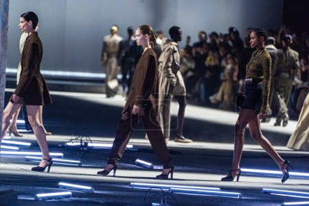 Téléchargez les photos : MILAN, ITALIE - 24 FÉVRIER : Des mannequins défilent sur la piste finale du défilé Tods lors de la Fashion Week Femme Automne / Hiver 2023 / 2024 à Milan, Italie. - en image libre de droit