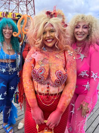 Foto de NUEVA YORK - 18 DE JUNIO DE 2022: Los participantes posan durante el 40º Desfile Anual de Sirenas en Coney Island, el desfile más grande de la nación y una celebración de la mitología antigua el 18 de junio de 2022 en Brooklyn NY. - Imagen libre de derechos